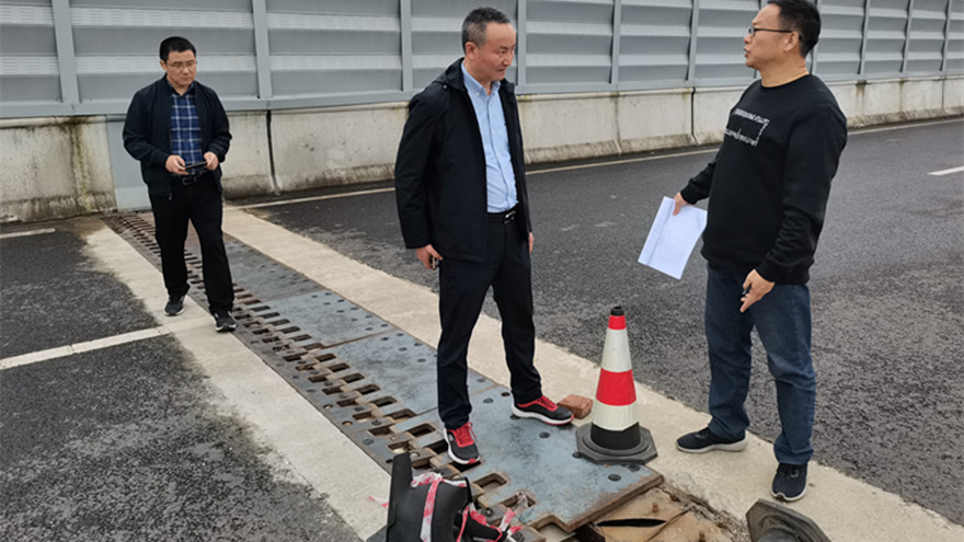 綿陽(yáng)市一環(huán)路南段東延線工程(止于S205)現(xiàn)場(chǎng)檢查橋梁伸縮縫 綿陽(yáng)市一環(huán)路南段東延線工程(止于S205)現(xiàn)場(chǎng)檢查橋梁伸縮縫